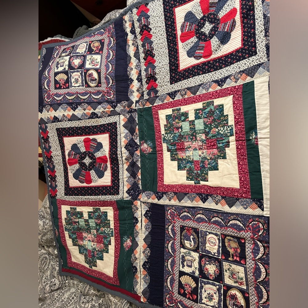 Homemade printed pattern machine sewing Quilt 54”x49”, Mint Condition